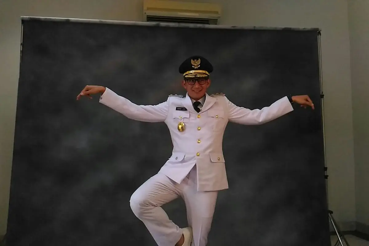 Sandiaga Uno dalam sesi fitting baju seragam dinas Gubernur dan Wakil Gubernur DKI Jakarta (Liputan6.com/Rezky)