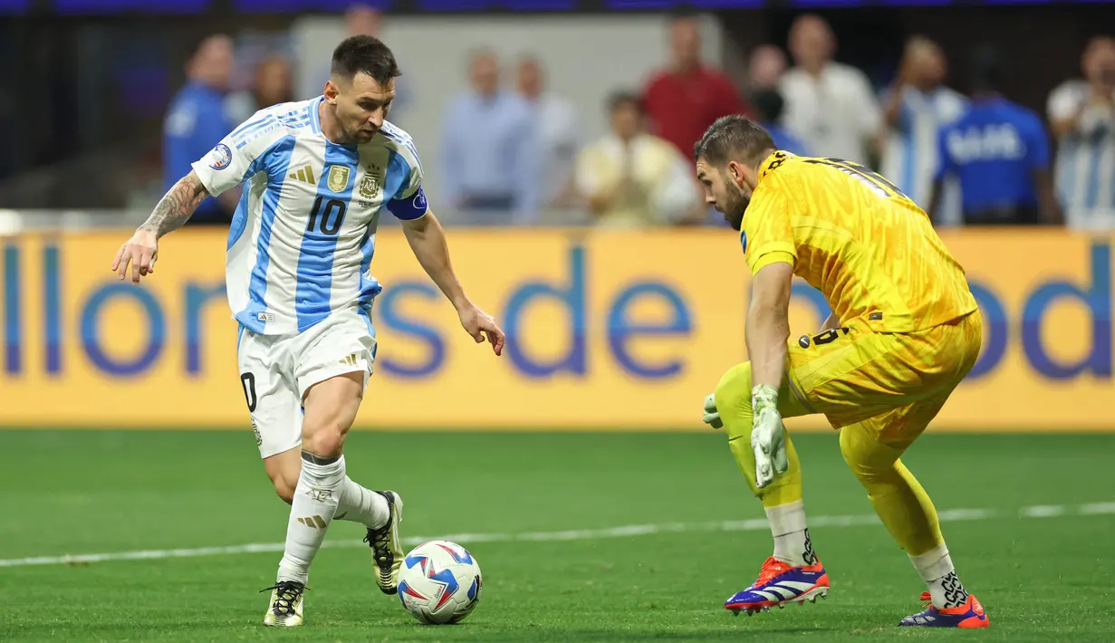 Sang juara bertahan Argentina memainkan trio Lionel Messi, Angel Di Maria, dan Julian Alvarez di lini serang. (CHARLY TRIBALLEAU / AFP)