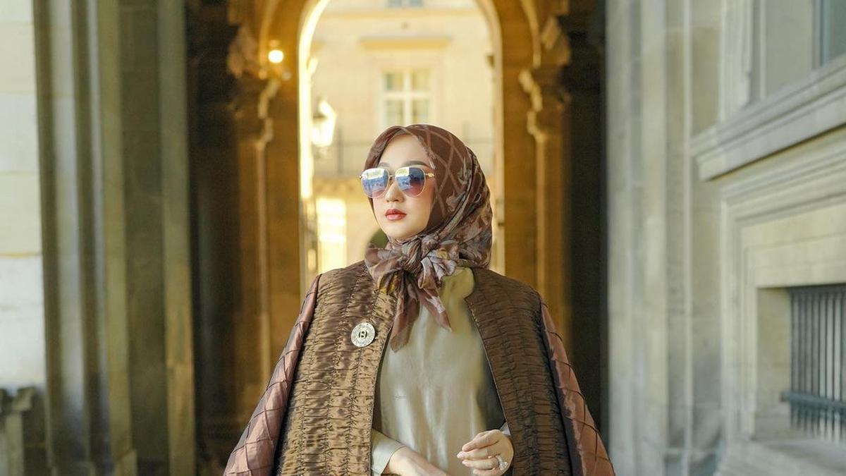 6 Gaya OOTD Hijab ala Dian Pelangi Saat di Paris, Inspirasi Outfit Liburan Kekinian