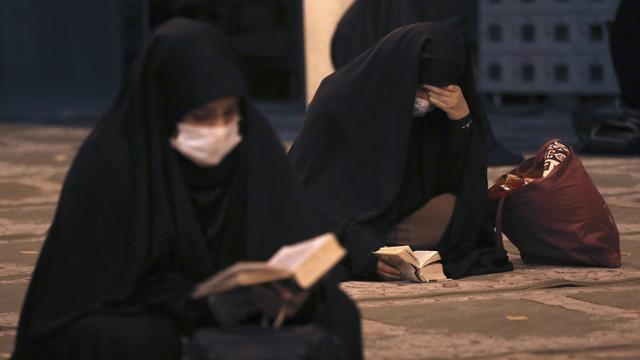 FOTO: Antusiasme Warga Iran Berburu Malam Lailatul Qadar