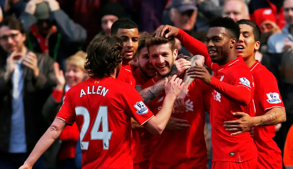 Pemain Liverpool, Dejan Lovren (kanan), berduel dengan pemain Newcastle United, Georginio Wijnaldum, dalam laga Liga Inggris di Stadion Anfield, Sabtu (23/4/2016). (Action Images via Reuters/Lee Smith)