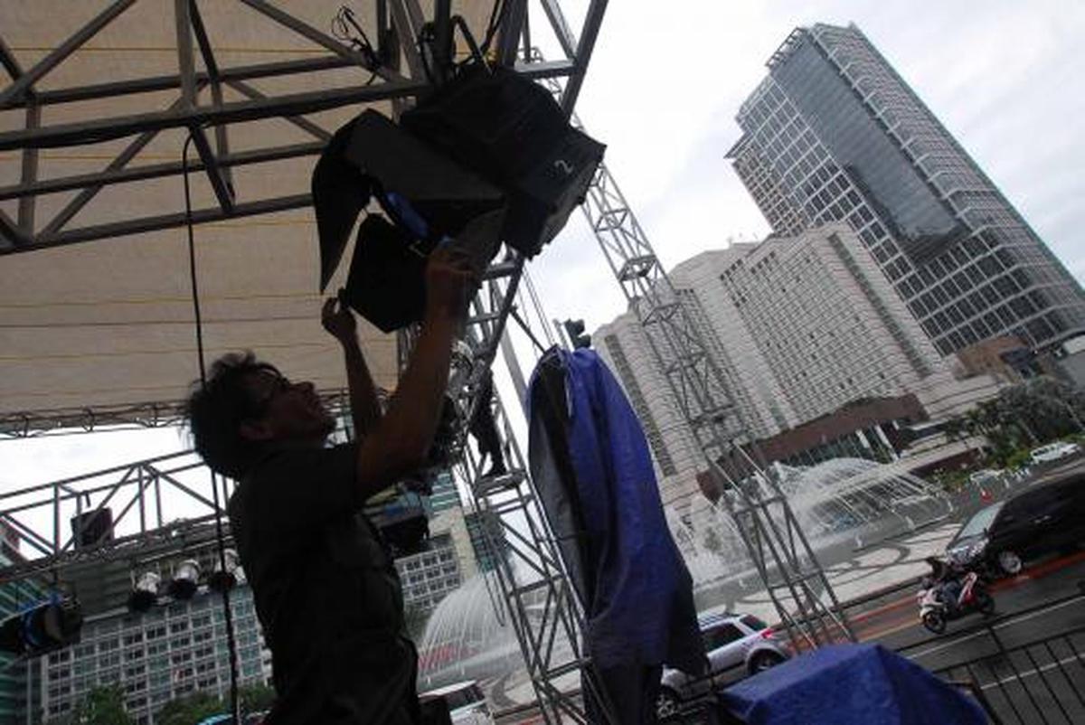 Persiapan panggung hiburan jelang tahun baru 2013