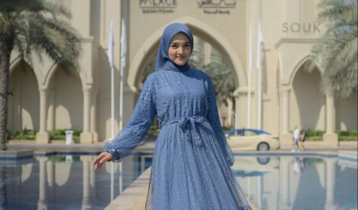 <b>Gunakan Kebaya dengan Aksen di Pinggang</b>