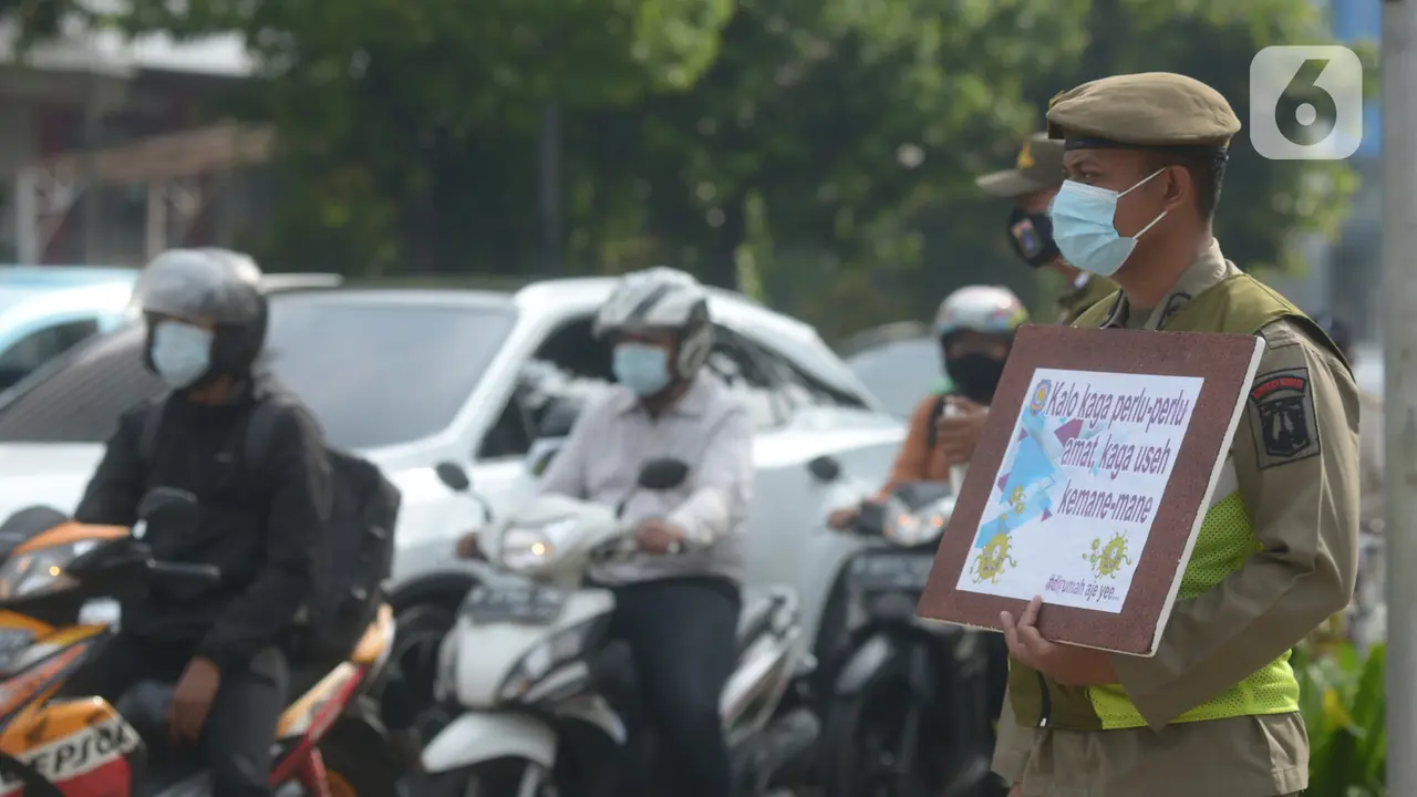 Aksi Satpol PP Ingatkan Bahaya Covid-19