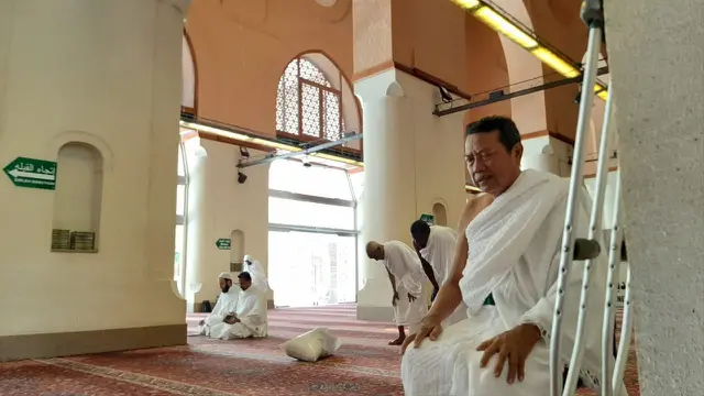 Jemaah haji melaksanakan salat di Masjid Bir Ali. Foto: Darmawan/MCH