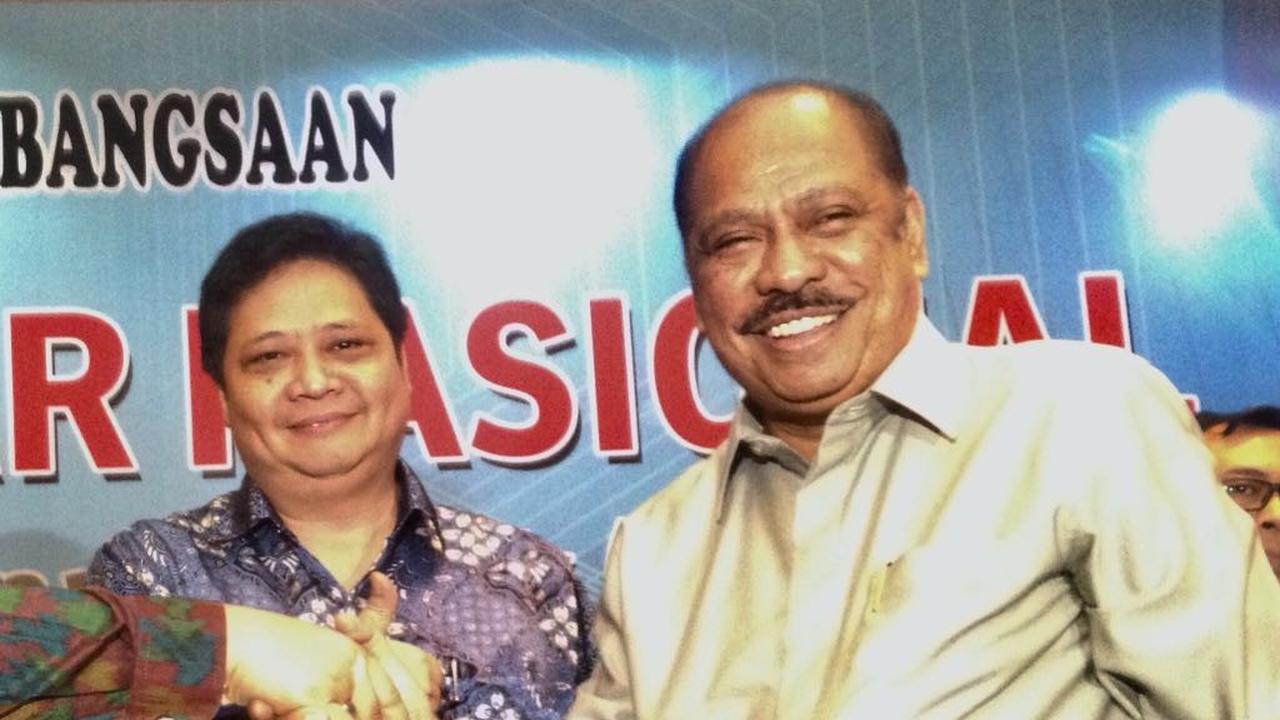 Politikus Partai Golkar Melchias Mekeng (kiri) bersama Ketua Umum Partai Golkar Airlangga Hartarto (Istimewa)