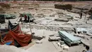Pemandangan lokasi ditemukannya sisa-sisa kerangka tubuh manusia di pemakaman kuno Falyron Delta di Athena, Yunani, 27 Juli 2016. Puluhan kerangka manusia itu ditemukan dalam kondisi yang terikat pada pergelangan tangannya. (REUTERS/Alkis Konstantinidis)