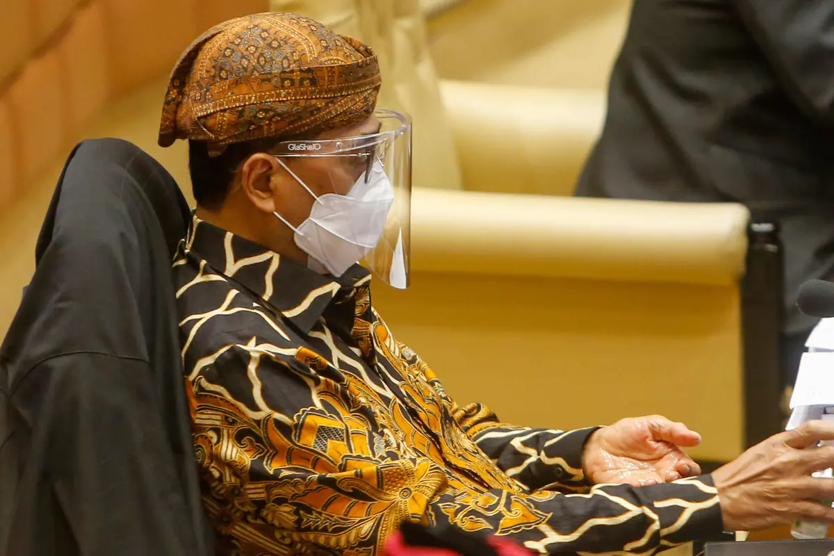 Kenakan Pakaian Adat, Menhub Budi Karya Paparkan Kesiapan Mudik