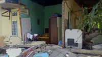 Kondisi rumah yang rusak setelah gempa Magnitudo 6,2 di Desa Kajai, Pasaman Barat, Jumat (25/2/2022). Sejumlah bangunan rusak akibat guncangan gempa. (IDENVI SUSANTO/AFP)
