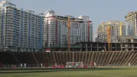 The National Olympic Stadium memiliki kualitas rumput sintesis yang sangat buruk sebagai venue Piala AFF U-22 2019. (Bola.com/Zulfirdaus Harahap)