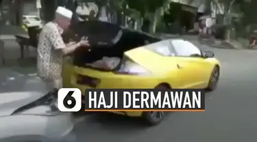 Beredar sebuah video di media sosial memperlihatkan bapak-bapak menaiki mobil mewah sedang membagikan sembako.