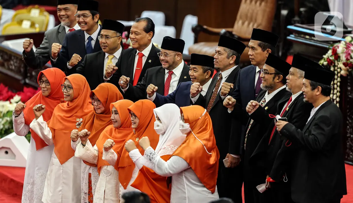 Anggota dewan berfoto usai Sidang Tahunan MPR dan Sidang Bersama DPR - DPD Tahun 2022 di Gedung Nusantara, Kompleks Parlemen, Senayan, Jakarta, Selasa (16/8/2022). Sidang dihadiri langsung oleh Presiden Joko Widodo (Jokowi), Wakil Presiden Ma'ruf Amin, serta jajaran menteri-menteri kabinet Jokowi serta para ketua lembaga. (Liputan6.com/Johan Tallo)