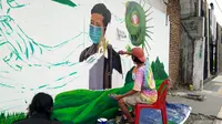 Kampanye kreatif yang dilakukan Komunitas Mural Medan adalah dengan melukis mural di sebuah tembok yang berada di Jalan Stasiun Kereta Api.