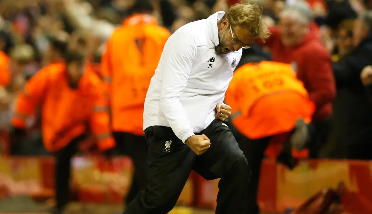 Pelatih Liverpool, Juergen Klopp melakukan selebrasi usai anak asuhannya mencetak gol di perempat final UEFA Europa League di stadion Anfield, Inggris, (14/4). Drama 7 gol tercipta di pertandingan ini. (Reuters / Carl Recine)