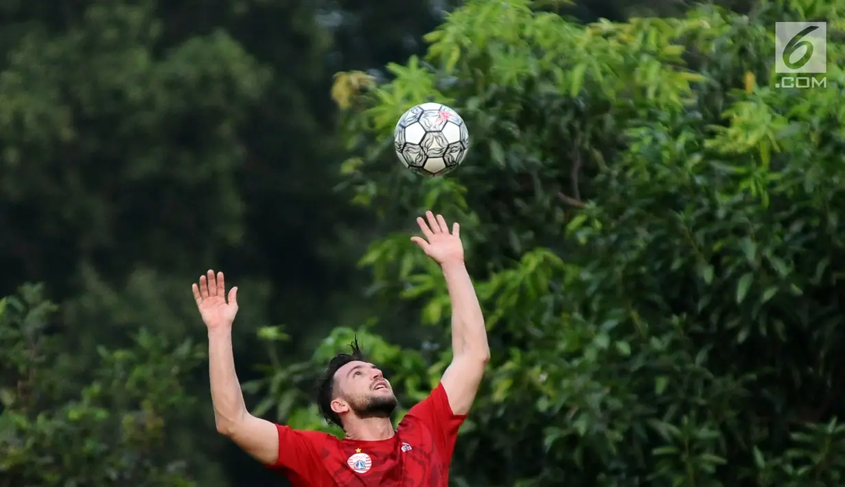 Pemain asing Persija asal Kroasia, Marko Simic saat latihan di Lapangan Sutasoma, Halim Perdanakusuma, Jakarta, Jumat (29/12). Marko Simic bergabung dengan Persija Jakarta untuk dua musim ke depan. (Liputan6.com/Helmi Fithriansyah)
