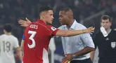 Kapten&nbsp;Timnas Indonesia,&nbsp;Jay Noah Idzes (kiri),&nbsp;berdiskusi dengan pelatih Patrick Kluivert&nbsp;saat laga melawan&nbsp;China dalam laga Kualifikasi Piala Dunia 2026 zona Asia di Stadion Utama Gelora Bung Karno (SUGBK) Senayan, Jakarta, Kamis (5/6/2025). (Bola.com/M. Iqbal Ichsan)