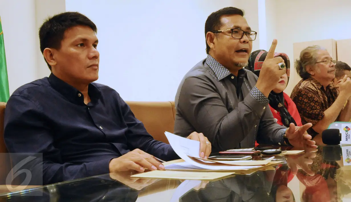 Wakil Ketum DPP PPP Muktamar Jakarta, Epriyadi Asda memberikan penyataan terkait pembentukan Majelis Islah PPP di Jakarta, Rabu (2/3). PPP kubu Djan Faridz meminta kubu Romahurmuziy segera bergabung dalam Majelis Islah. (Liputan6.com/Helmi Fithriansyah)
