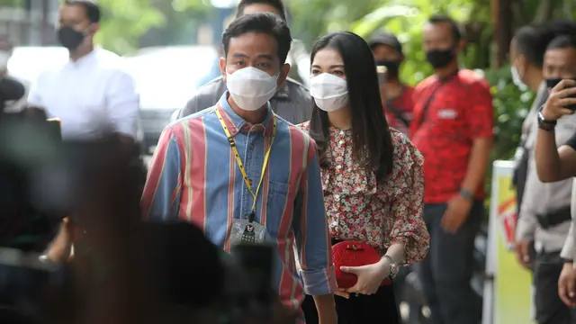 Calon Wali Kota Solo nomor urut 1, Gibran Rakabuming Raka saat ke TPS di Pilkada 2020 ditemani istri Selvi Ananda dan adiknya Kaesang Pangarep.