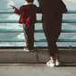 Ilustrasi anak dan ibu (Nathan Dumlao/Unsplash).