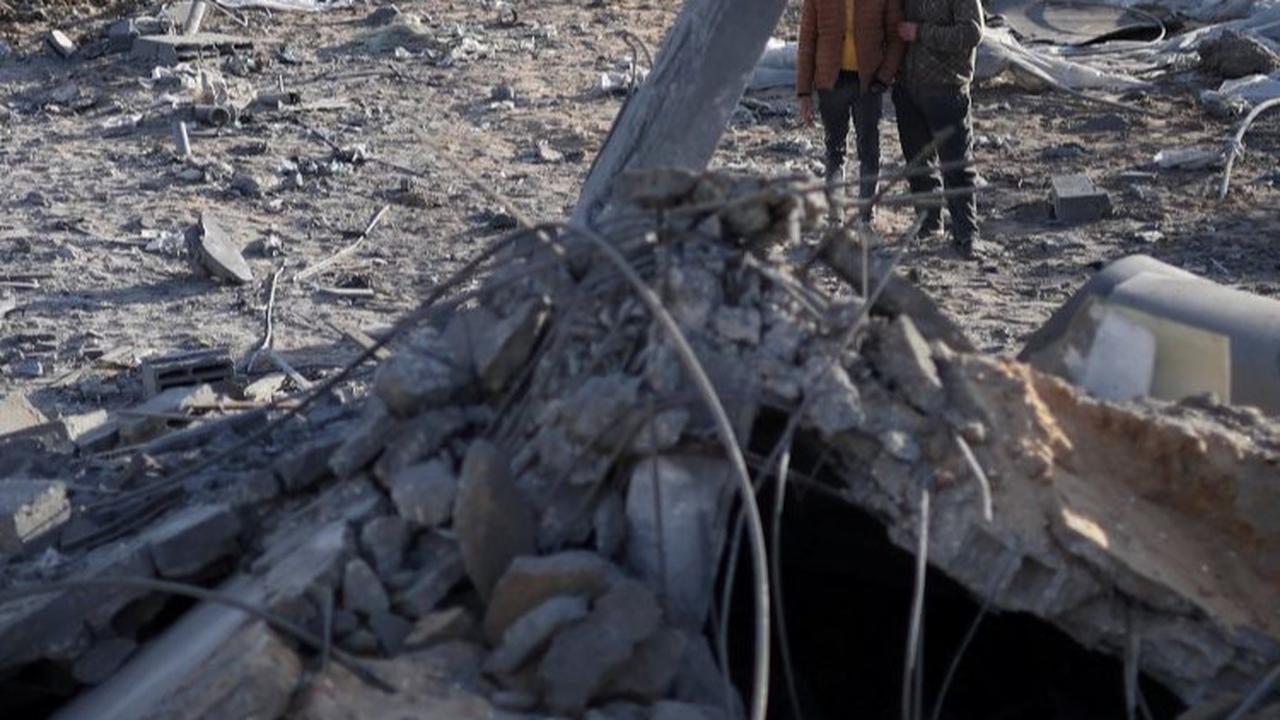Para pengungsi pun merasa khawatir akan ada serangan lanjutan dari pasukan zionis Israel. Foto: REUTERS/Ibraheem Abu Mustafa<br>
