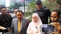 Fadlan Muhammad bersama istri, Lyra Virna melaporkan sebuah perusahaan travel haji di Polda Metro Jaya, Rabu (24/5/2017). (Surya Hadiansyah/Liputan6.com)