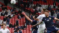 Striker Republik Ceska, Patrik Schick, mencetak gol ke gawang Skotlandia pada laga Grup D Euro 2020 di Hampden Park, Glasgow, Senin (14/6/2021). (AFP/Lee Smith)