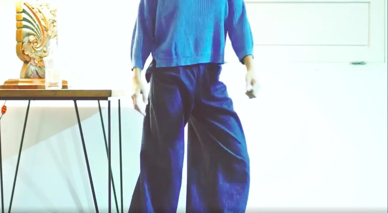Pakai sweater oversize dan bootcut jeans. (sumber foto: vidio.com)