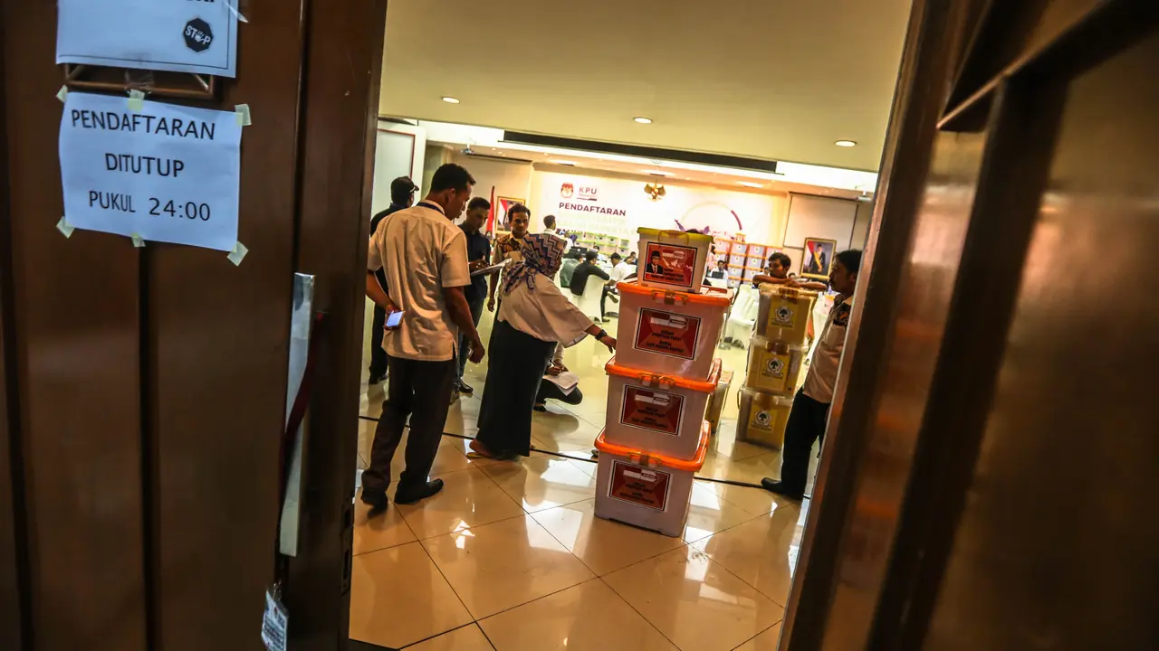 Petugas membawa berkas milik partai politik calon peserta pemilu 2019 di Kantor KPU, Jakarta, Selasa (17/10/2017).