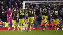 Kiper Newcastle, Marin Dubravka (kiri) melakukan selebrasi setelah menepis tendangan pemain Blackburn, Dominic Hyam pada babak adu penalti saat laga putaran kelima Piala FA 2023/2024 yang berlangsung di Ewood Park, Blackburn, Inggris, Rabu (28/02/2024) dini hari WIB. (AP Photo/Dave Thompson)