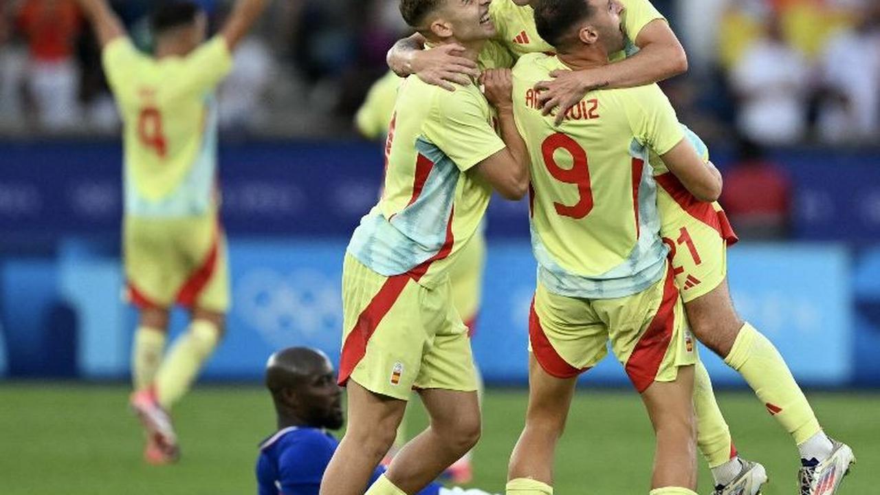 Pemain Timnas Spanyol U-23 Fermin Lopez,&nbsp;Sergio Camello, dan Abel Ruiz merayakan kemenangan atas Prancis U-23 dalam final sepakbola putra Olimpiade Paris 2024 di&nbsp;Stadion Parc des Princes, Paris, Prancis, pada Jumat (9/8/2024). Spanyol sukses men