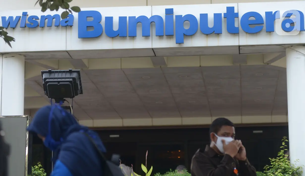 Nasabah Bumiputera melakukan aksi unjuk rasa Asuransi Jiwa Bersama (AJB) Bumiputera di depan kantor Wisma Bumiputera, Jakarta, Rabu (21/10/2020). Para korban gagal bayar AJB Bumiputera  menuntut kejelasan untuk polis dibayar. (merdeka.com/Imam Buhori)