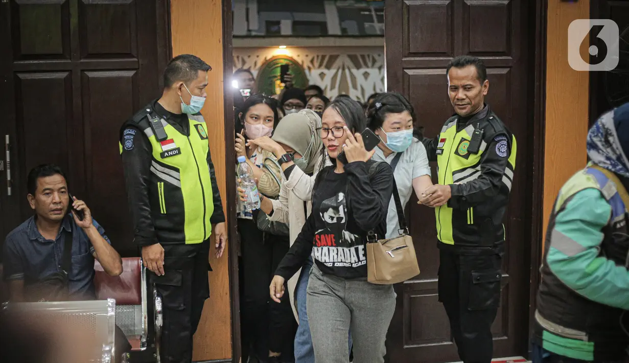 Pendukung Richard Eliezer berebut masuk ruang sidang Pengadilan Negeri Jakarta Selatan, Rabu (25/1/2023). Sidang tersebut beragenda pembacaan nota pembelaan atau pledoi dari terdakwa. (Liputan6.com/Faizal Fanani)