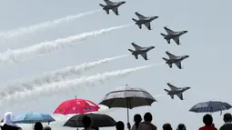 Tim aerobatik angkatan udara Singapura beraksi jelang Golden Jubilee pemerintahan Singapura di sepenjang pantai Selatan, Singapura, (7/8//2015) Pada hari Minggu Singapura akan merayakan 50 Tahun kemerdekaan.  (REUTERS/Edgar Su)