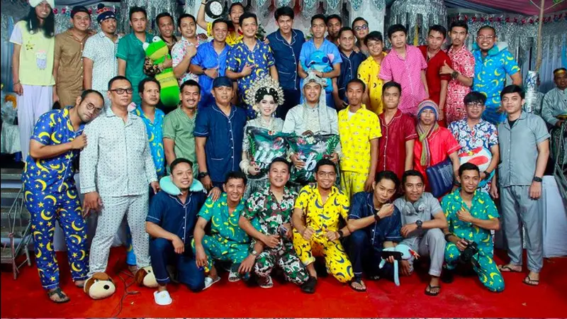 Hadiri Pesta Pernikahan Pakai Piyama, Ulah Kocak Sekelompok Pemuda Viral
