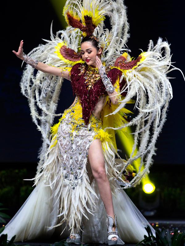 Miss Indonesia, Sonia Fergina Citra menampilkan kostum nasionalnya selama National Costume Show Miss Universe 2018 di Chonburi, Thailand, Senin (10/12). Kostum yang dikenakan oleh Sonia bertemakan 'Bird of Paradise'. (AP/Gemunu Amarasinghe)