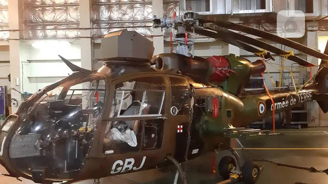 Salah satu helikopter di kapal Dixmude. Kapal ini tertulis milik Angkatan Darat Prancis dan pernah beroperasi di daerah konflik.