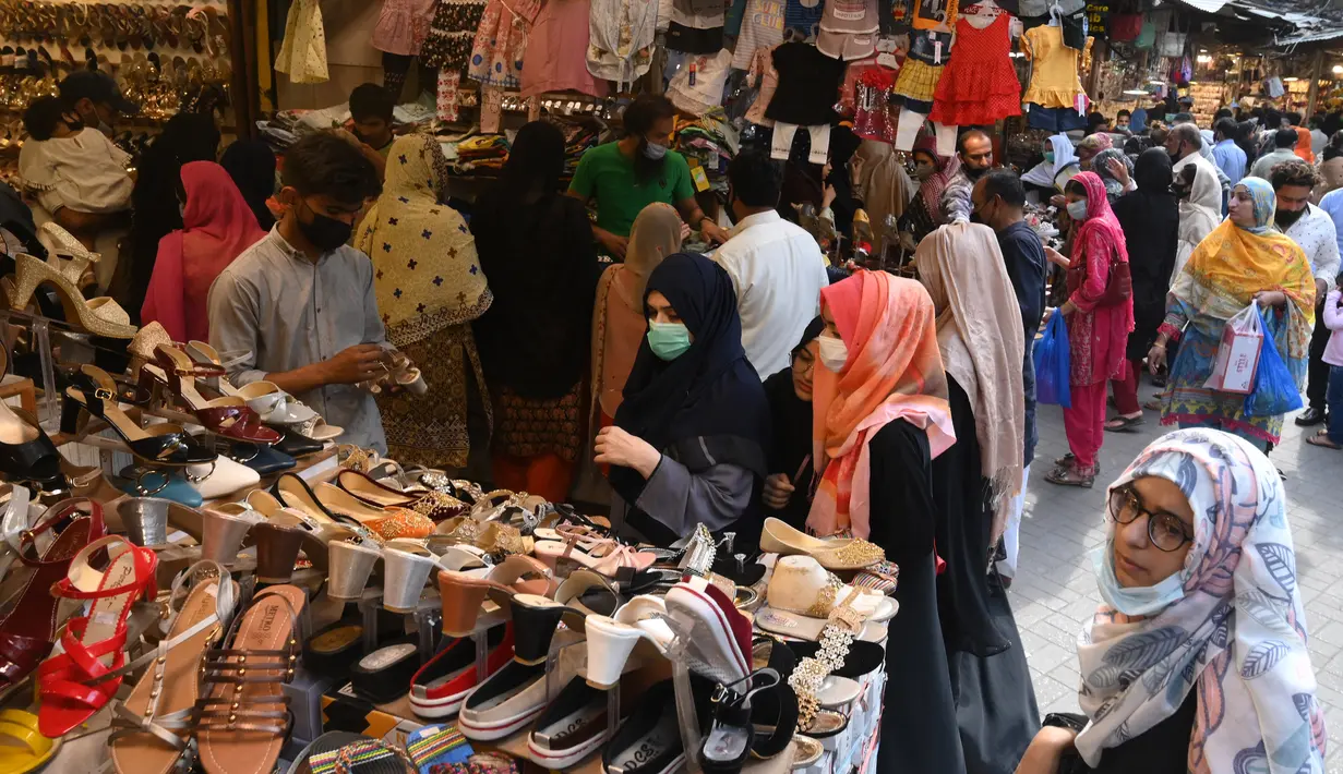 Suasana pasar di Lahore, Pakistan (4/5/2021). Di  tengah pandemi virus corona Covid-19, sejumlah warga memadati area pasar tersebut menjelang hari Idul Fitri. (AFP/Arif Ali)