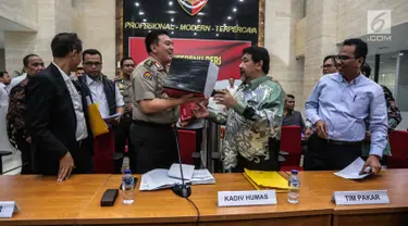 Kadiv Humas Mabes Polri Irjen M Iqbal (tengah) bersama tim pakar kasus Novel Baswedan saat konferensi pers di Mabes Polri, Jakarta, Rabu (17/7/2019). TGPF menduga kuat teror air keras kepada penyidik senior KPK tersebut dipicu oleh kasus-kasus yang sebelumnya ditangani. (Liputan6.com/Faizal Fanani)