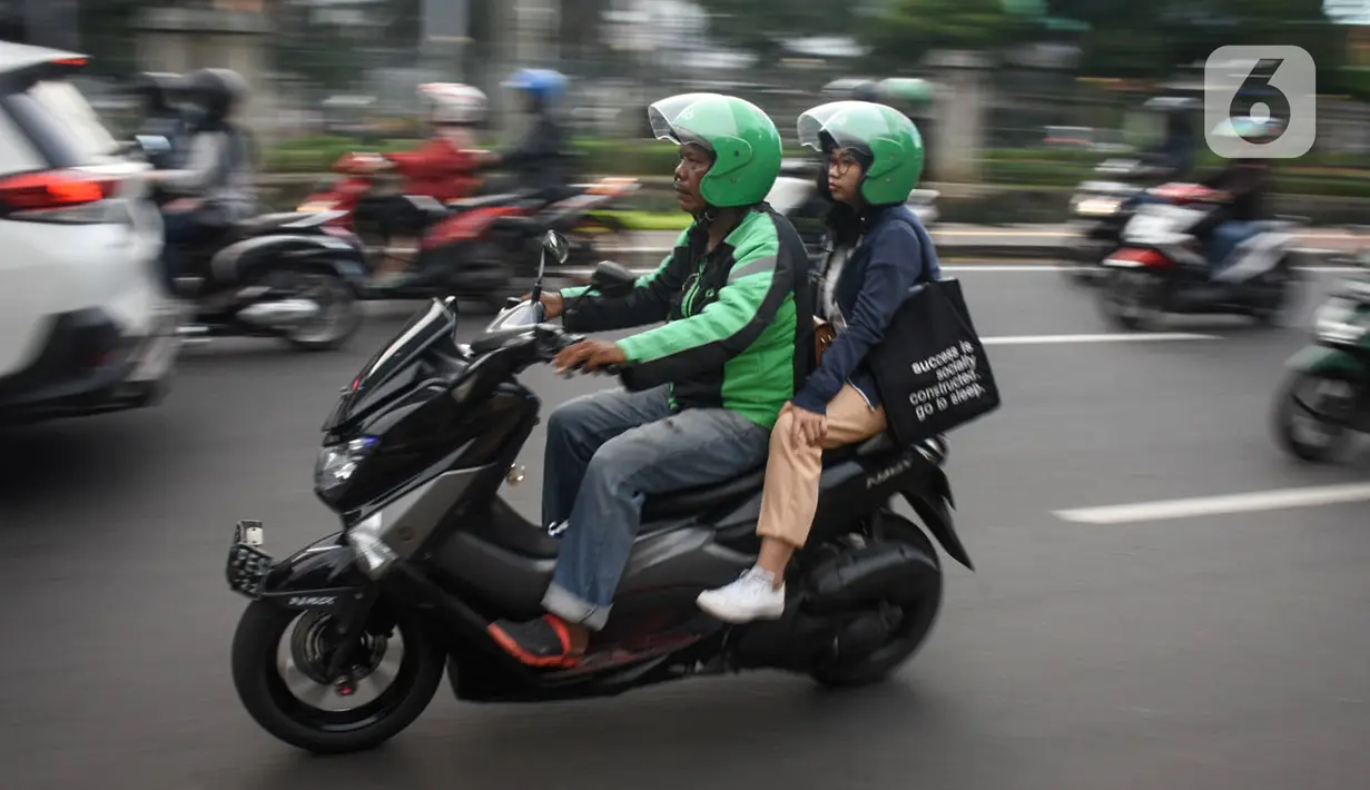 Ojek online yang membawa penumpang melintas di Jakarta, Kamis (20/2/2020). Rencananya, tarif batas bawah ojek online yang kini Rp 2.000 per kilometer akan naik menjadi Rp 2.500. (Liputan6.com/Angga Yuniar)