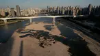 Foto udara memperlihatkan kondisi Sungai Jialing, anak Sungai Yangtze, di Kota Chongqing, China, Rabu (24/8/2022). Kekeringan yang memecahkan rekor telah menyebabkan beberapa sungai di China - termasuk bagian dari Yangtze - mengering. (Noel Celis/AFP)