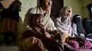 Pengungsi Rohingya menunggu di pusat penampungan sementara bekas kantor Imigrasi Punteuet di Lhokseumawe, Aceh Utara (26/6/2020). Dari hasil tes tersebut, mereka semua dinyatakan non reaktif. (AFP Photo/CHAIDEER MAHYUDDIN)