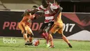 Pemain Madura United, Greg Nwokolo, dihadang dua pemain Pusamania Borneo FC pada babak delapan besar Piala Presiden 2017 di Stadion Manahan, Solo. Jumat (25/2/2017). (Bola.com/Nicklas Hanoatubun)