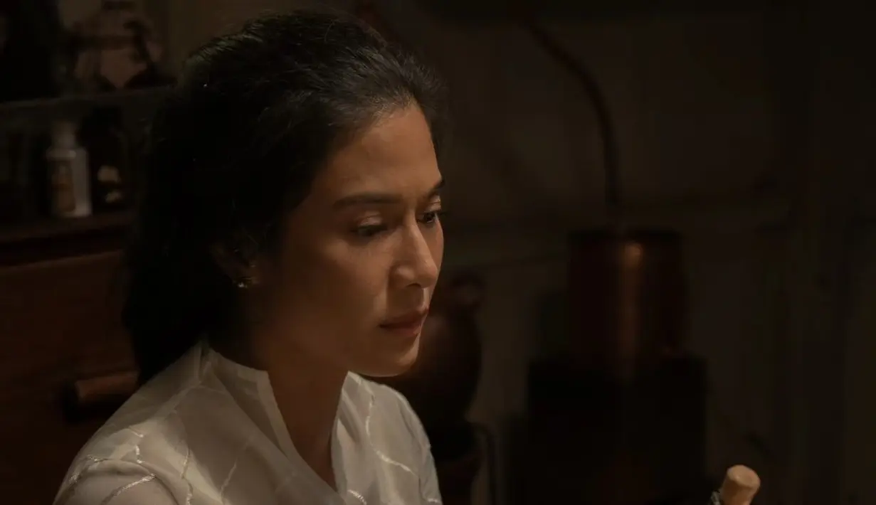 Model kebaya berkancing yang unik modern dikenakan Dian Sastro di foto ini. [Foto: Instagram/hagaipakan]