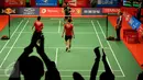 Ganda putra Jepang, Hiroyuki Endo/Kenichi Hayakawa berpelukan usai mengandaskan Angga Pratama/Ricky K Suwardi di Total BWF World Championships 2015 di Jakarta, Jumat (14/8/2015). Angga/Ricky menyerah 17-21, 21-14, 18-21. (Liputan6.com/Helmi Fithriansyah)