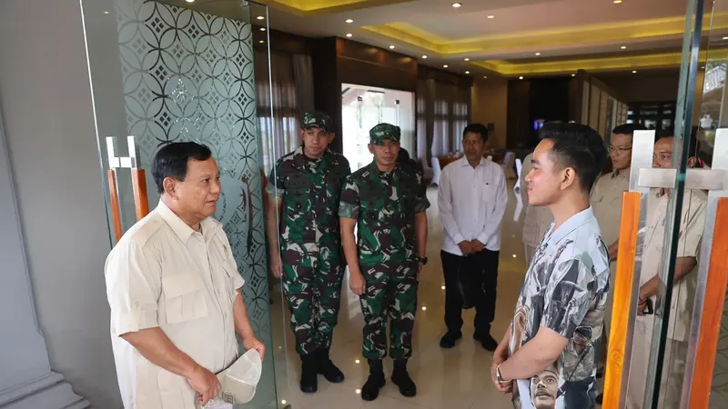 Menteri Pertahanan (Menhan) Prabowo Subianto bersama Wali Kota Solo Gibran Rakabuming Raka