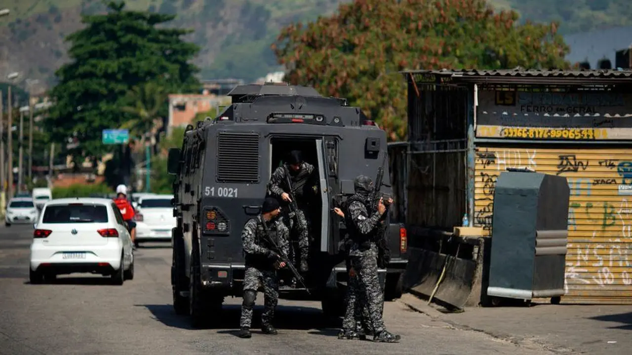 Polisi melancarkan operasi penggerebekan geng narkoba di Brasil setelah menerima laporan bahwa pengedar narkoba merekrut anak-anak untuk geng mereka. (Foto: AFP)