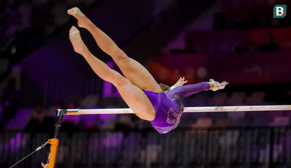Pesenam asal Rusia, Angelina Melnikova beraksi pada nomor palang bertingkat saat final aparauts putri Kejuaraan Dunia Gimnastik 2025 di Indonesia Arena, Senayan, Jakarta, Jumat (24/10/2025). Angelina berhasil menorehkan nilai 14,466 poin. (Bola.com/Bagaskara Lazuardi)