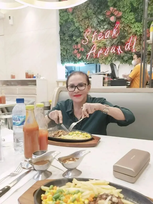 Mpok Atiek Kini Jualan Es Cincau