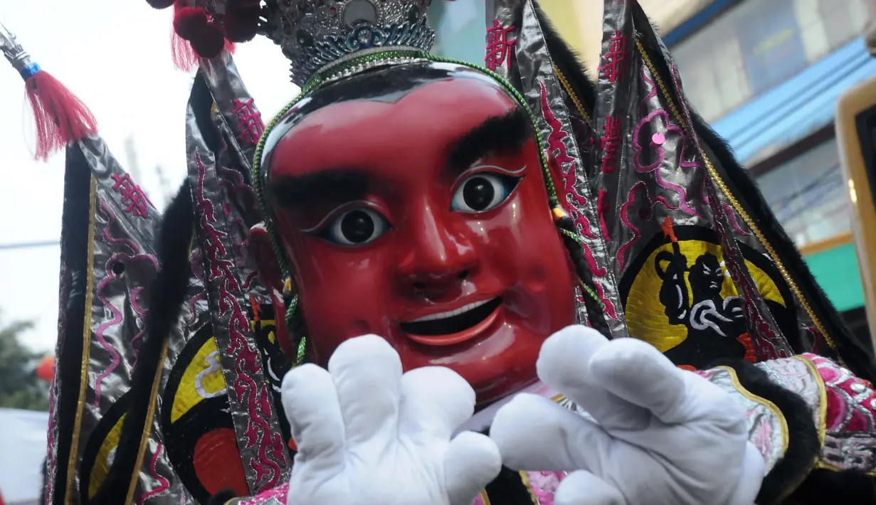 Peserta pawai Bogor Street Festival Cap Go Meh (CGM) 2020 yang digelar di Jalan Surya Kencana, Kota Bogor, Jawa Barat, Sabtu (8/2/2020). Festival bertema "Ajang Budaya Pemersatu Bangsa" dimeriahkan 25 kelompok barongsai-liong dan beragam tarian daerah. (Liputan6.com/Helmi Fithriansyah)