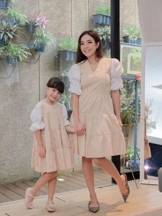 Dalam foto ini terlihat Gisel dan Gempi kembali mengenakan dress kembar. Midi dress cokelat dengan detail kerut dan lengan berwarna putih tampak manis dikenakan oleh keduanya. Foto: Instagram.